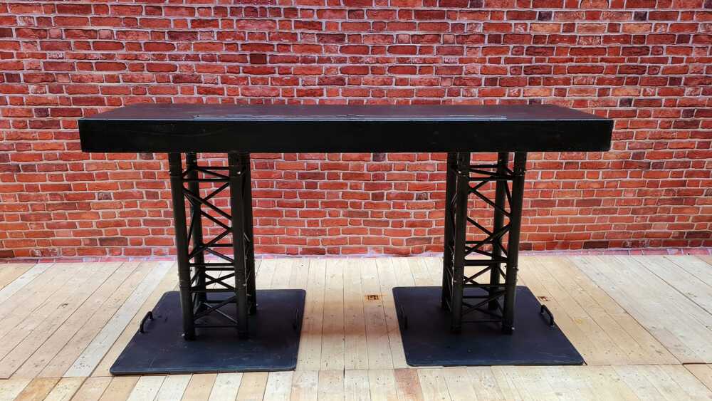 DJ Booth Truss zwart | hout op zwarte trusspalen